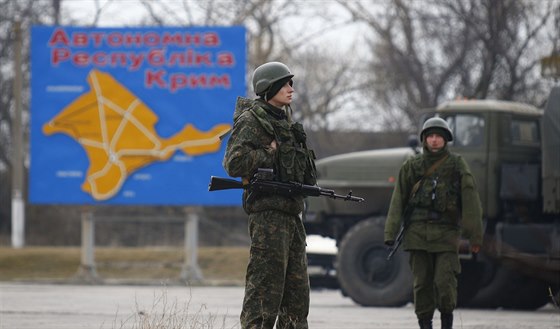 Rutí vojáci hlídkují nedaleko krymského Kere. V pozadí je mapa krymského...