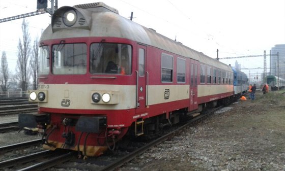 Na hlavním nádraí v Brn vykolejil osobní vlak se sto padesáti cestujícími.