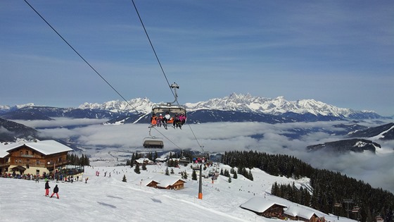 VÝHLED NA DACHSTEIN. Z horní stanice lanové dráhy nad Flachau se otevírá výhled...