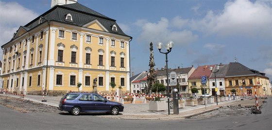 Radnice a námstí v Police