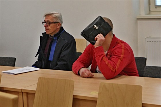 Obvinný idi Josef K. (vpravo) se svým obhájcem Luboem Komrkou.