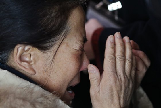 Píbuzní cestujících z letu MH370 na pekingském letiti (8. bezna 2014)