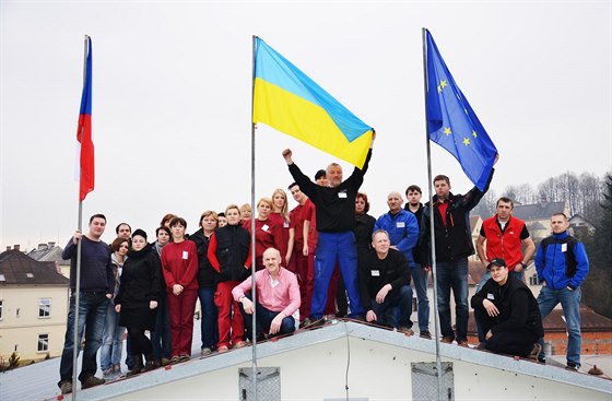 Ukrajinská vlajka nad budovou továrny Isolit Bravo