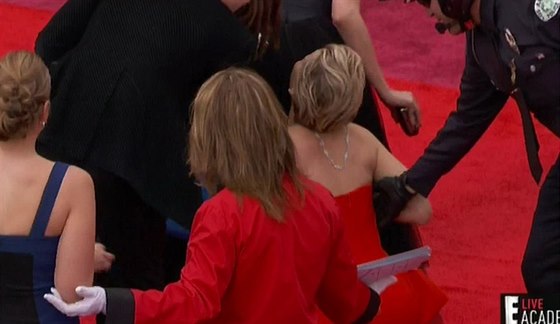 Jennifer Lawrence se na erveném koberci porouela k zemi.