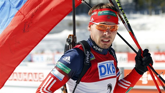 Ruský biatlonista Anton ipulin po vítzství ve stíhacím závodu v Pokljuce. 