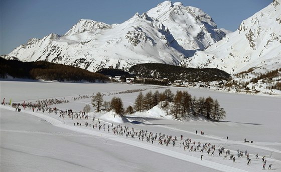 Momentka ze závodu dálkových bc na lyích - Engadin skimarathonu ve