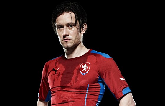 Fotbalová reprezentace pedstavila nové dresy. Pózuje kapitán Tomá Rosický.