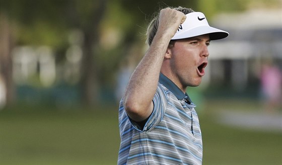 Americký golfista Russell Henley se raduje z triumfu na turnaji v Palm Beach.