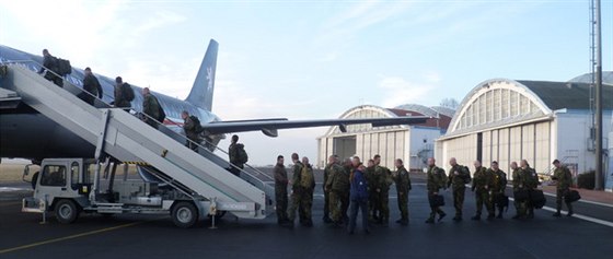 Prvních dvacet voják z Hranic zamíilo v pondlí armádním airbusem do Mali.