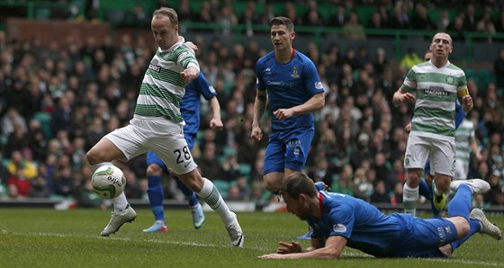 Leigh Griffiths z Celticu Glasgow stílí gól v duelu proti Invernessu.