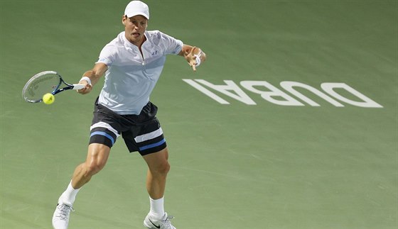 NEÚSP̊NÉ FINÁLE. Tomá Berdych vyhrál v dubajském finále první set nad Federerem, v dalích dvou ale nestail. Pak oznámil letoní pauzu v Davis Cupu.