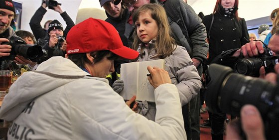 AUTOGRAMIÁDA. Rychlobruslaka Martina Sáblíková se neúnavn podepisovala svým...