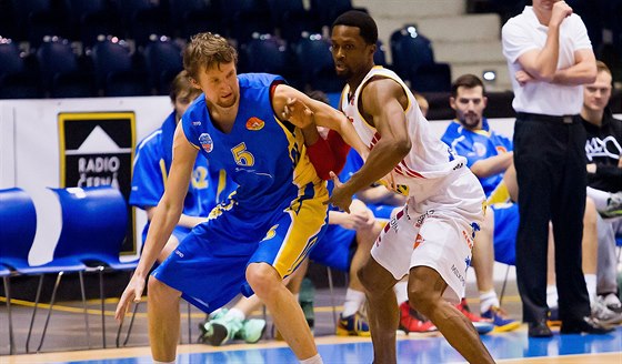 Momentka z basketbalového duelu mezi Pardubicemi (bílá) a Opavou