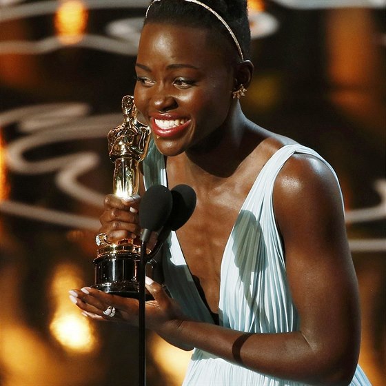 Lupita Nyong'o získala Oscara za vedlejí roli ve filmu 12 let v etzech (2....