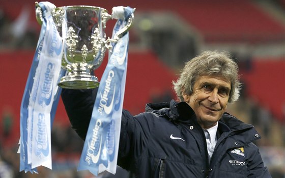 JE NÁ. Manuel Pellegrini, trenér Manchesteru City, s trofejí pro vítze...