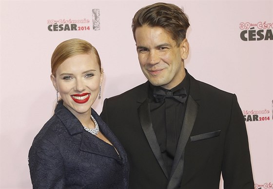 Scarlett Johanssonová a Romain Dauriac na udílení cen Cesar (Paí, 28. února...