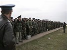 Ukrajint vojci ped leteckou zkladnou Belbek (4. bezna 2014)
