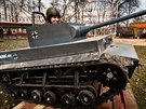 Replika tanku se symbolem Hitlerovy armdy na Matjsk pouti v Praze. Majitel...