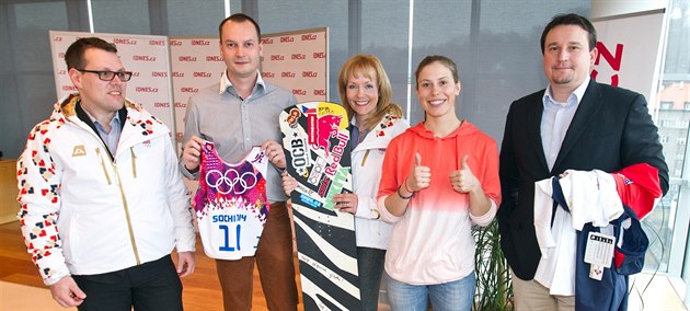 ŠAMPIONKA A DRAŽITELÉ. Snowboardová olympijská šampionka Eva Samková pózuje s... ŠAMPIONKA A DRAŽITELÉ. Snowboardová olympijská šampionka Eva Samková pózuje s...