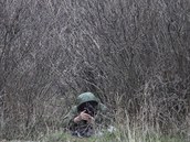 Rusk vojk ste leteckou zkladnu Belbek na Krymu (4. bezna 2014)