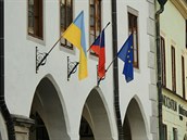 Na budově českokrumlovské radnice na náměstí Svornosti visí od úterý ukrajinská... Na budově českokrumlovské radnice na náměstí Svornosti visí od úterý ukrajinská...
