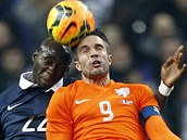 Nizozemsk tonk Robin Van Persie v souboji s Eliaquim Mangalou z Francie v...