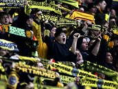 Fanouci Dortmundu mohutn podporuj bhem zpasu s Norimberkem.