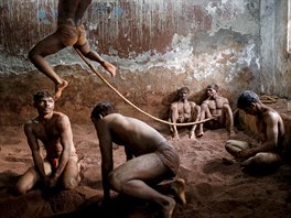 TRADINÍ ZÁPASY. Indití zápasníci trénují v tradiním zápasnickém centru...