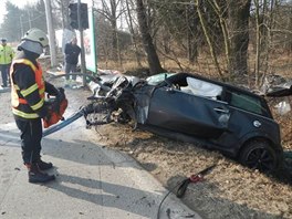 idi Mini Cooperu ujdl policistm. Po nrazu do sloupu zemel.