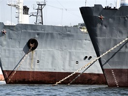 Vojensk lod kotvc v Sevastopolu