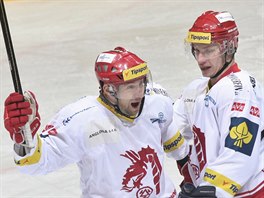 Tinet hokejist Jan Peterek (vlevo) a David Nosek slav gl.