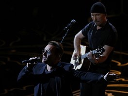 Irtí U2 pedvedli na slavnostním veeru nominovanou píse Ordinary Love...