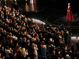 Oscarové obecenstvo tleská zpvace Pink, která práv zazpívala ústední...