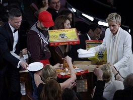 Moderátorka veera Ellen DeGeneres roznáí hostm pizzu, Brad Pitt podává...