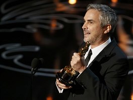 Alfonso Cuaron pebral soku Oscara za reii filmu Gravitace (2. bezna 2014).
