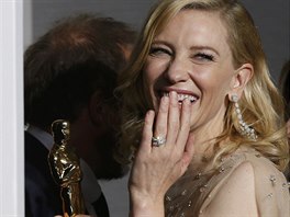 Rozesmátá Cate Blanchettová opoutí zákulisní press room se svým Oscarem,...