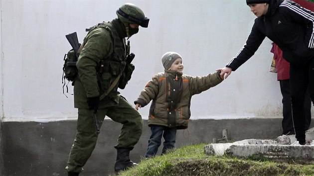 Rusk vojk ve vesnici Prevalnoje nedaleko krymskho Simferopolu (4. bezna 2014)