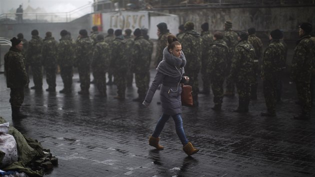 Nstup na Majdanu. Do revolun domobrany se hls destky Ukrajinc. (4. bezna 2014)