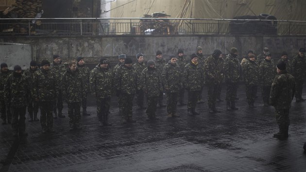 Nstup na Majdanu. Do revolun domobrany se hls destky Ukrajinc. (4. bezna 2014)