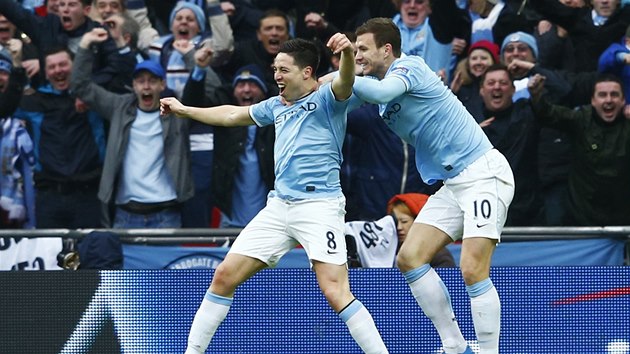 EUFORIE. Samir Nasri (vlevo) z Manchesteru City prv otoil finle ligovho pohru proti Sunderlandu. Gratuluje mu Edin Deko.