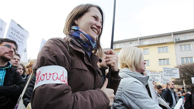 Proti zniku souasnho inohernho studia protestovala ped steckm magistrtem asi tiscovka lid.