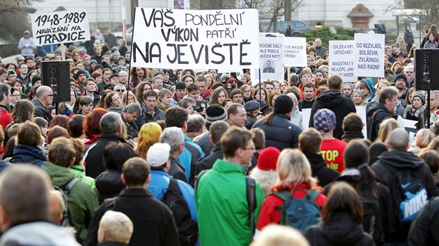 Proti zniku souasnho inohernho studia protestovala ped steckm magistrtem asi tiscovka lid.