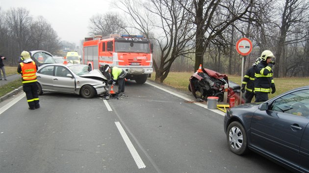 Nehoda blokovala silnici zhruba dv hodiny. (4. 3. 2014)