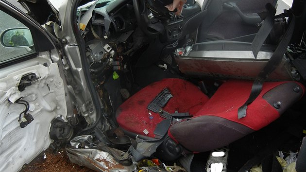 Pohled do kabiny zdemolovanho Fiatu Brava. (4. 3. 2014)