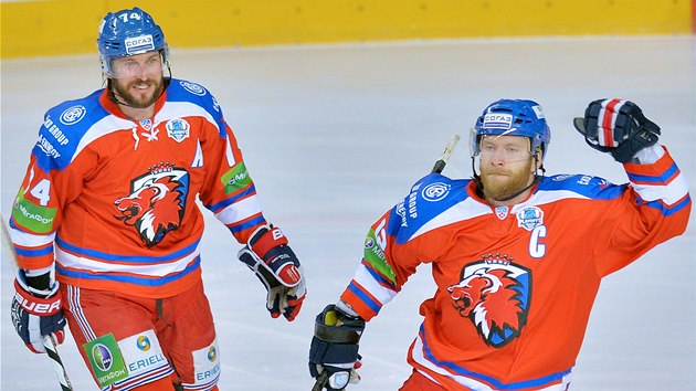 Kapitn hokejist Lva Praha Ji Novotn se raduje z veden v utkn 1. kola play-off KHL proti Medveaku Zheb.