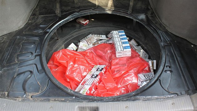 Policist v Mlnku nali v rznch stech dvou osobnch aut vce ne 1600 nekolkovanch krabiek cigaret.