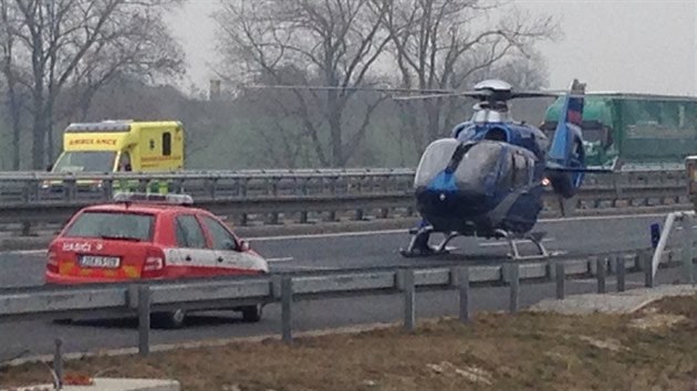 Dopravn nehoda na 78. kilometru u Modletic zablokovala st Praskho okruhu. Na msto piletl zchransk vrtulnk (6.3.2014)