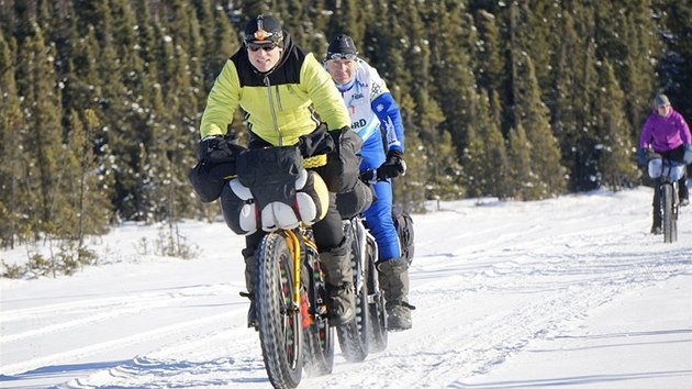 Mezi tyiceti dobrodruhy, co si na Iditarod Trail Invitational troufli, se nali hned dva ei. I kdy to neplnovali, jedou nakonec v tandemu.