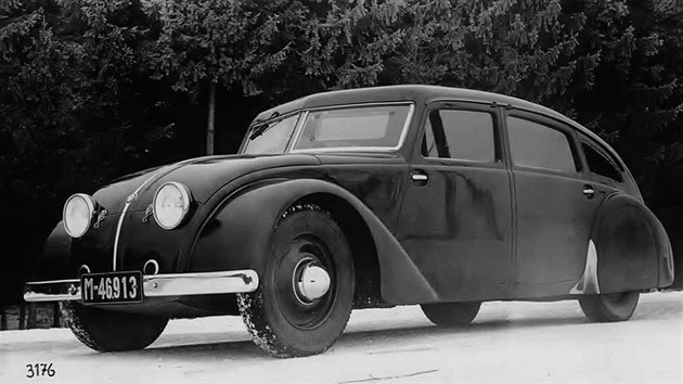 Tatra 77. Prvn prototyp luxusn aerodynamick tatrovky je z roku 1933. eln sklo m lomen ze dvou st.