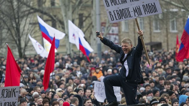 Prorusk protest v centru Doncku (1. bezna 2014)